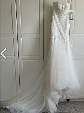 Pronovias Offwhite Miler Strapless Mermaid Gown in Ivory